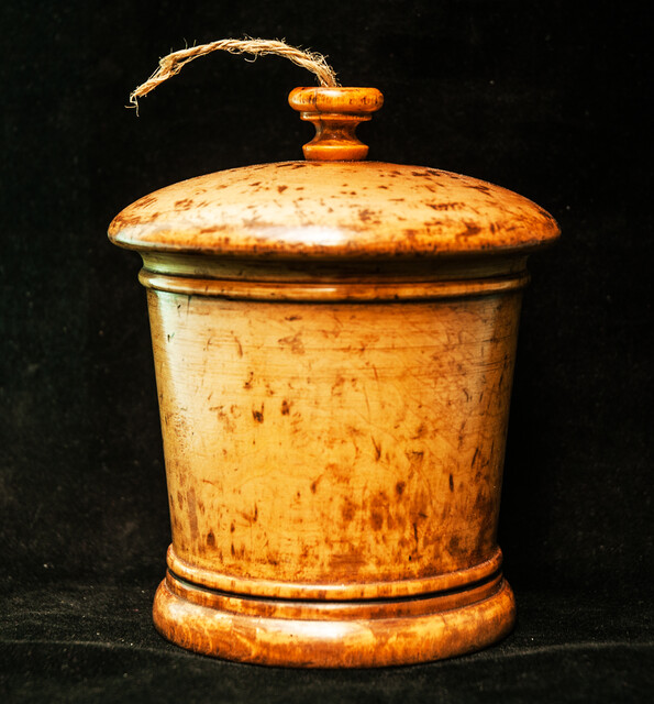 A boxwood chalking line container with early scissors.