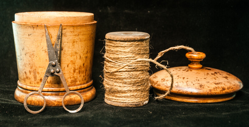 A boxwood chalking line container with early scissors.