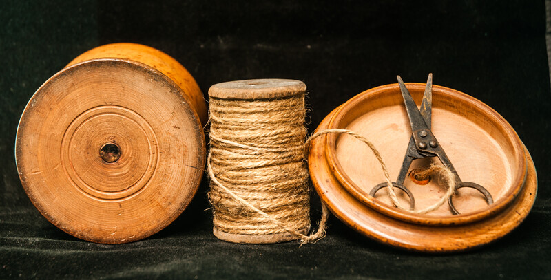 A boxwood chalking line container with early scissors.