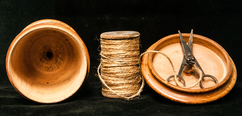 A boxwood chalking line container with early scissors.