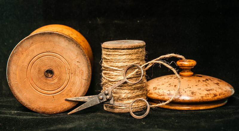 A boxwood chalking line container with early scissors.