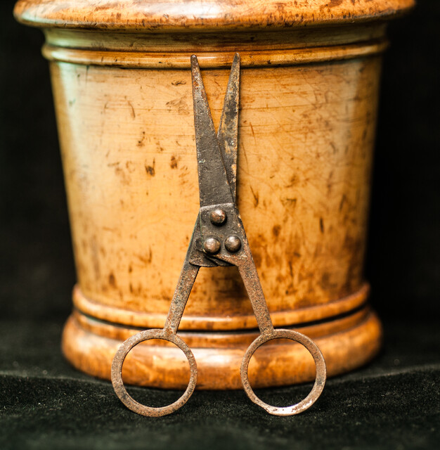 A boxwood chalking line container with early scissors.