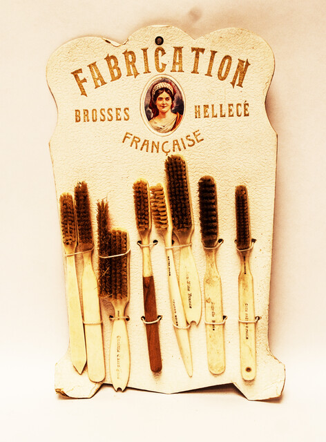 A French sheet with nine different brushes.