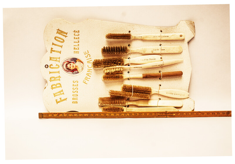 A French sheet with nine different brushes.