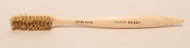 A French sheet with nine different brushes.