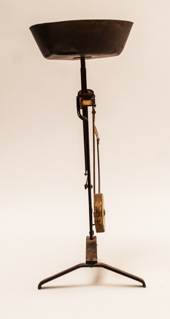 A nineteenth century precision balance of weights between 0 and 500 gram. 
