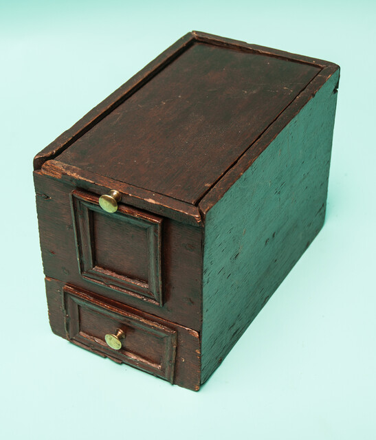 A small early 19th C well made painted oak ladies box with 2 compartments.