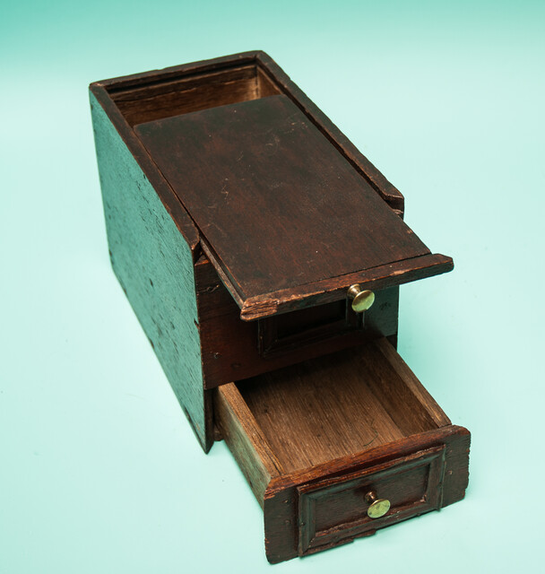 A small early 19th C well made painted oak ladies box with 2 compartments.