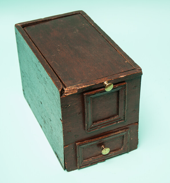 A small early 19th C well made painted oak ladies box with 2 compartments.