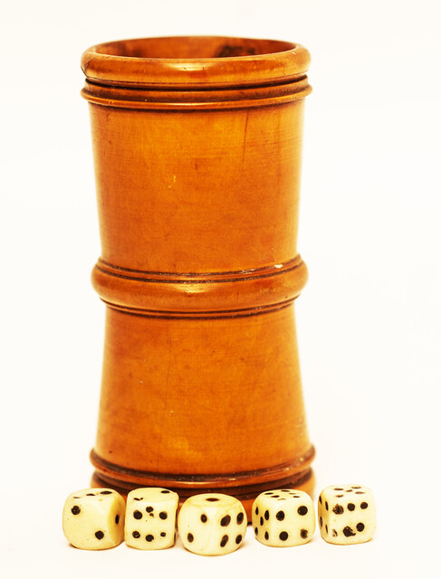 An attractive boxwood dice box with 5 dices.