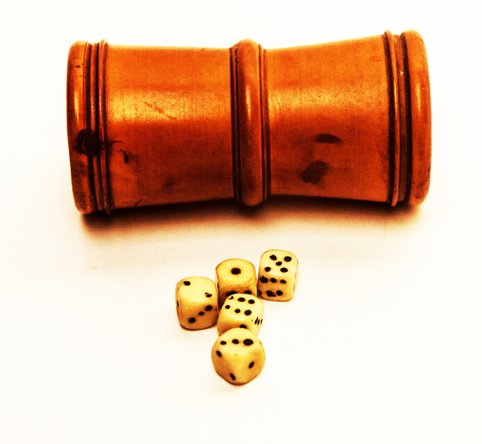 An attractive boxwood dice box with 5 dices.