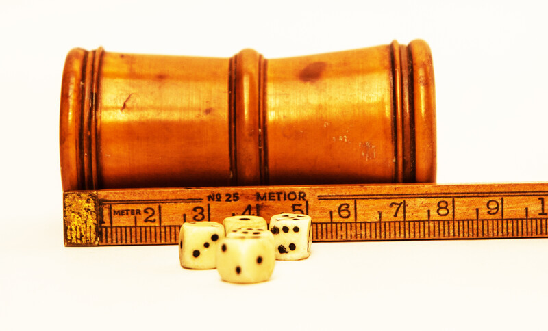 An attractive boxwood dice box with 5 dices.