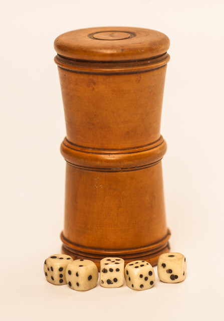 An attractive boxwood dice box with 5 dices.