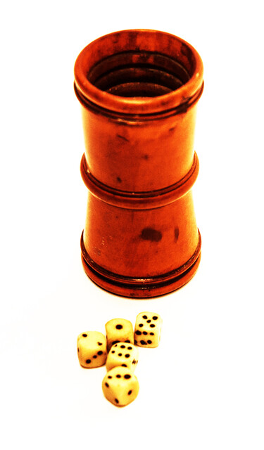 An attractive boxwood dice box with 5 dices.