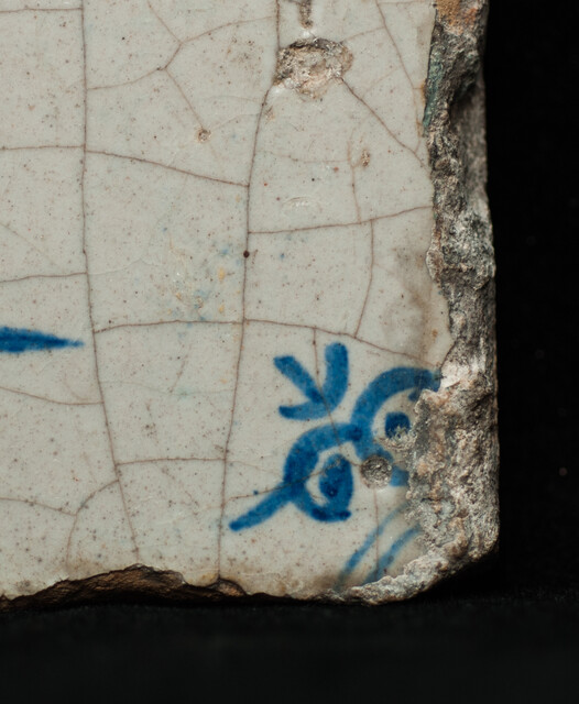 An early 17th C Delft blue tile with a bagpipe player.