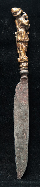 An early 17th Dutch knife with a brass handle showing a bag-pipe player.