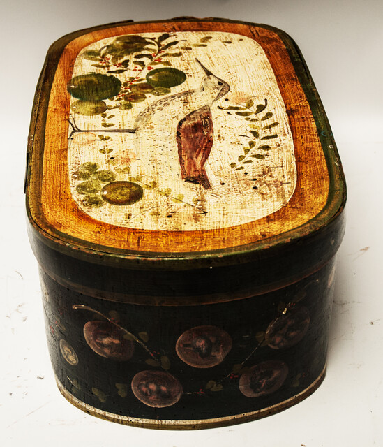 An early 18th C painted beechwood box from Thüringen featuring a snipe.