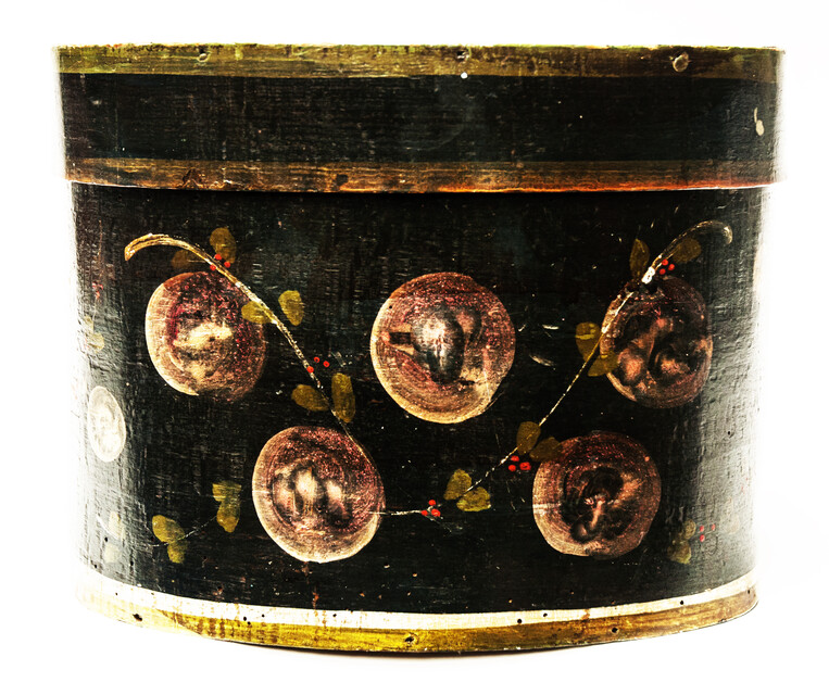 An early 18th C painted beechwood box from Thüringen featuring a snipe.