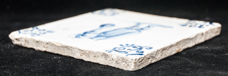 An early seventeenth century Delft blue tile with a Dutch proverb.