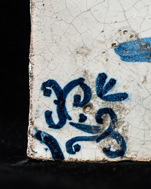 An early seventeenth century Delft blue tile with a Dutch proverb.