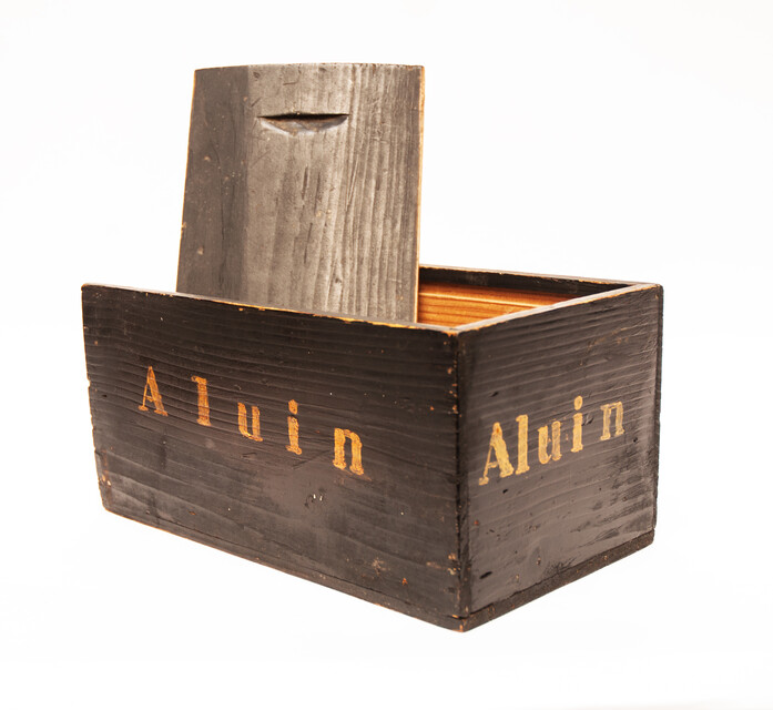 An eighteenth century apothecary box with text 